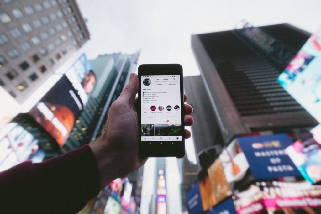 Persona usando Instagram en el móvil